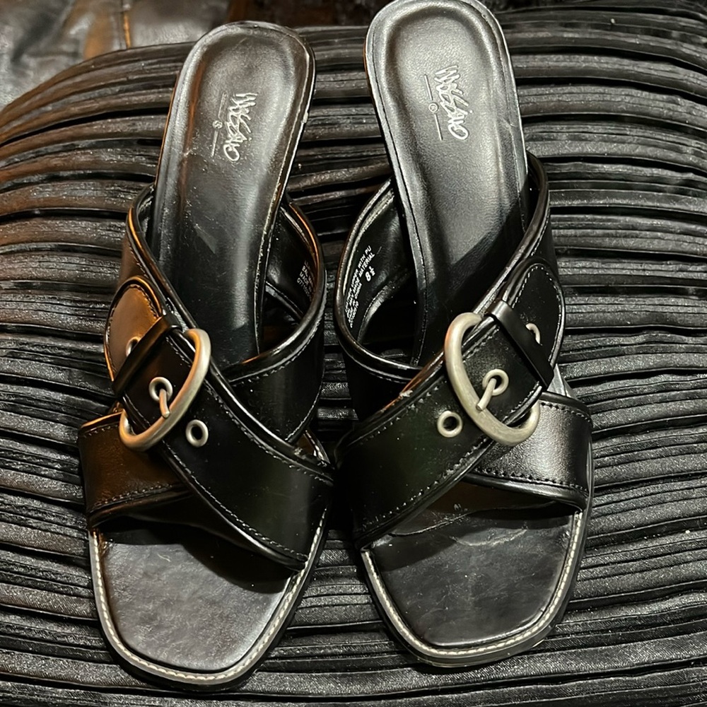 Beautiful Black Buckled Wedge Sandals (SZ.8.5)